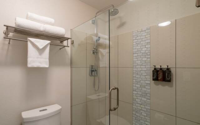 Oxford Suites Portland - Jantzen Beach