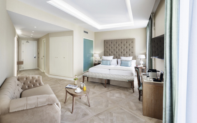 Lamaro Hotel
