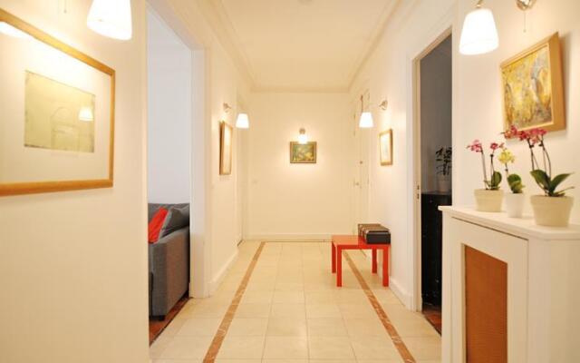 Eiffel Tower flat 888