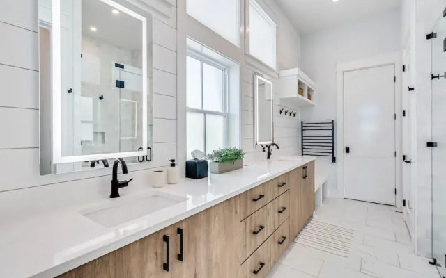 Lakeside Luxury 230 LAK