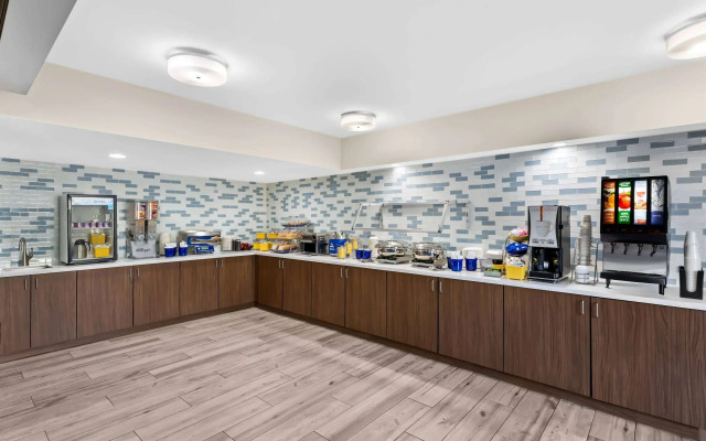 Days Inn & Suites by Wyndham Mesa Near Phoenix
