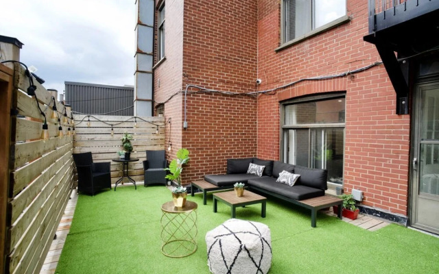 M11 Upscale Comfy Studio w AC in Perfect Location