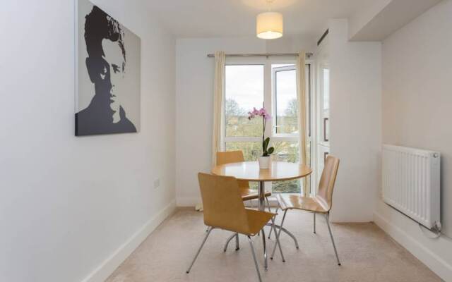 3 Bedroom Apartment Sleeps 6 in Clapham South