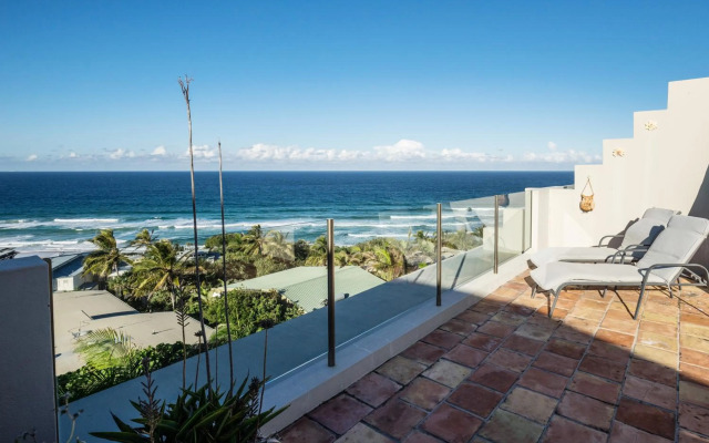 Tuscan inspired townhouse minutes from the beach