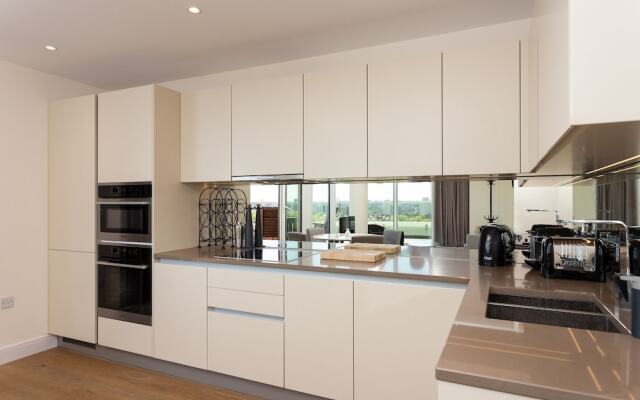 Modern 2 Bedroom Flat With Stunning Views