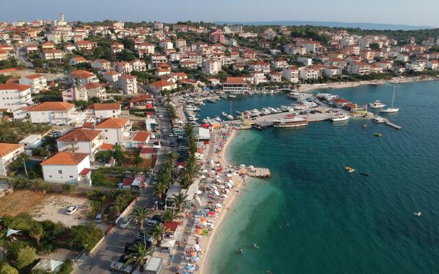 Apartment Matea 220m From the Beach