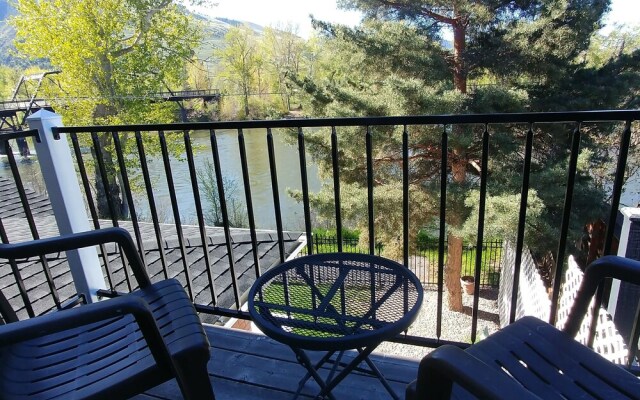 Goldsmith's Riverfront Inn