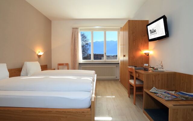 Ascona Lodge, Pool & Garden Retreat