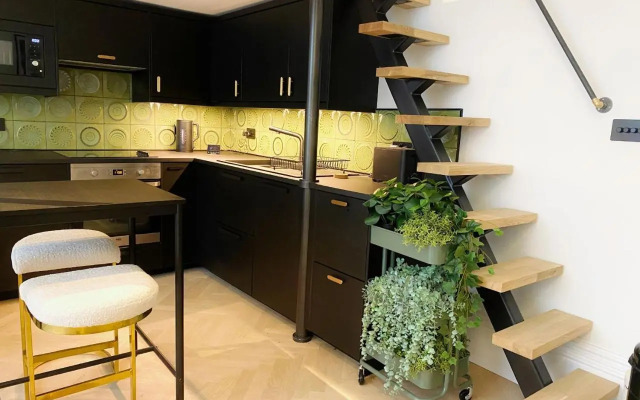 Modern and Bright Three Bed Apartment