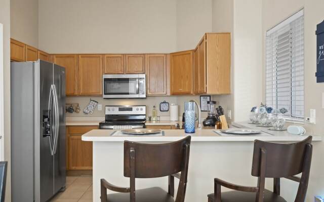 Cozy Hidden Gem - 3BR - 1Den w Backyard