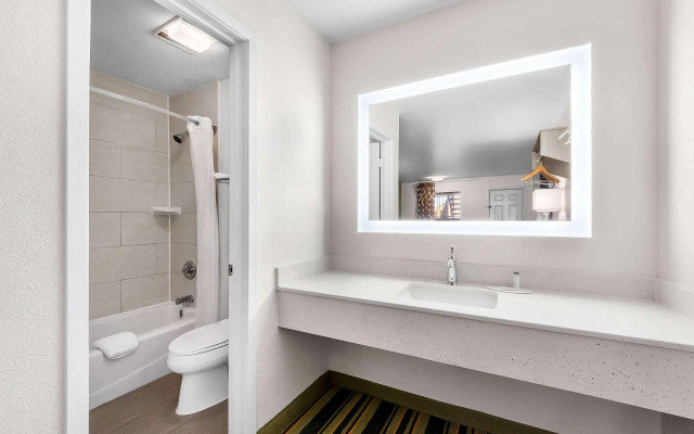 Super 8 by Wyndham Pleasanton