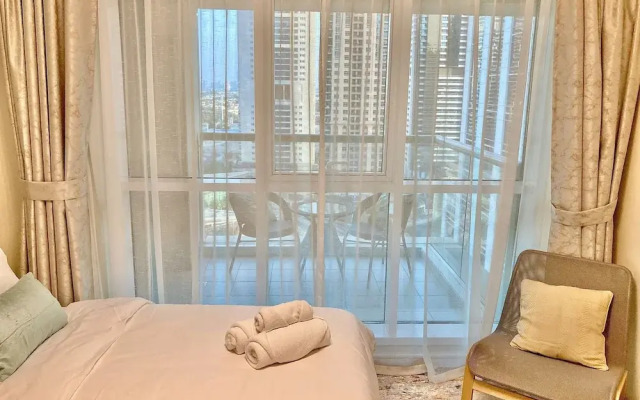 Whitesage - Lakefront Apartment Amidst Parks With Lake Access