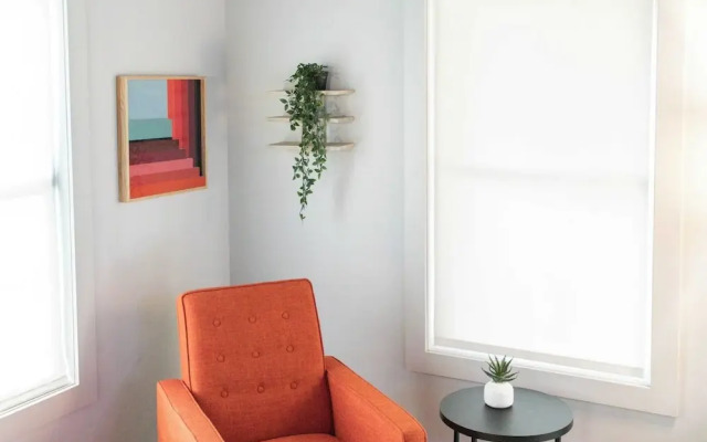 Plum Perfect Hideaway by Avantstay Near Downtown