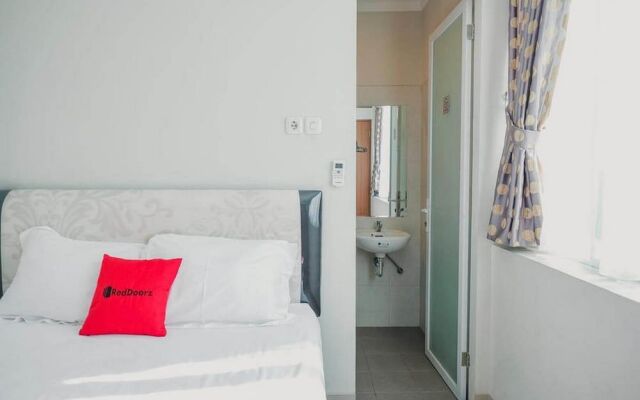 Reddoorz Plus Near Soekarno Hatta Airport Taman Mahkota