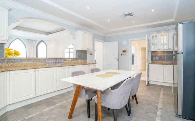 5BR Beach & pool villa in Palm