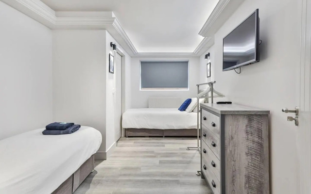 Large, Modern Apartment with En-suites, Wifi, Parking