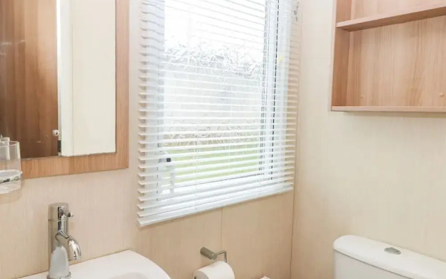 5 Berth 3 Bedroom Caravan Holiday Home in Fritton