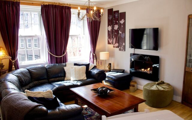 2 Bedroom Central Edinburgh Flat