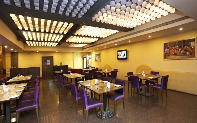 OYO 11939 Hotel Queens Club of India