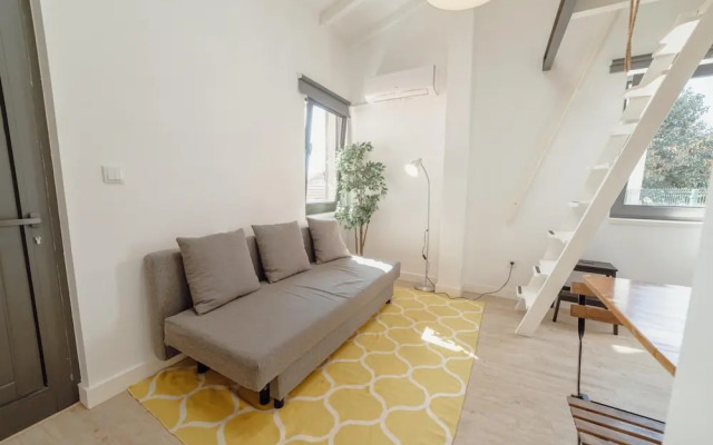 Mezzanine Stylish Apartment P by Vacationy