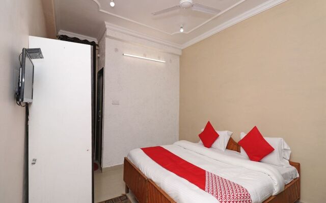 OYO 28173 Hotel Reeva