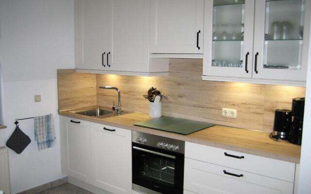 Komfortables Reetdachferienhaus Hasel 1