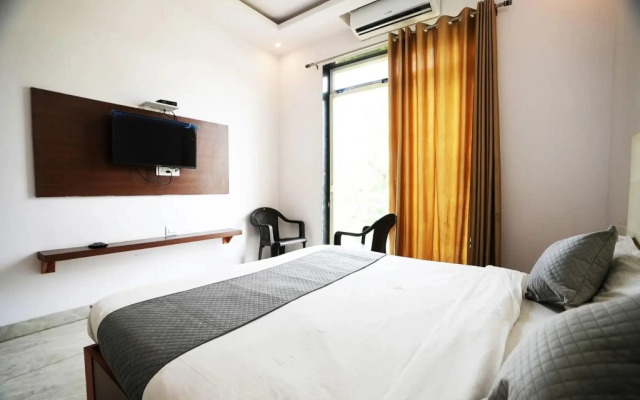 OYO 43971 The Royal Palace