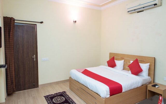 OYO 11064 Home Spacious 3BHK Near Hiran Magri