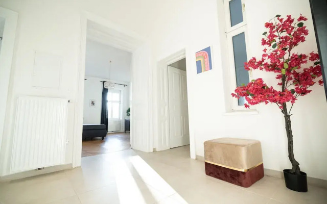 Rochus Stylish Stays