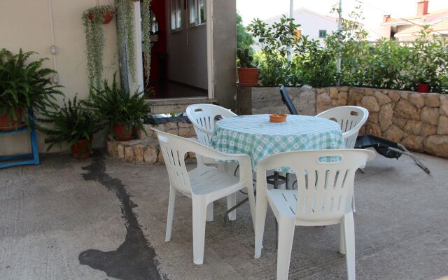 Apartment Renko - 100 m from the sea : A1 Omis, Riviera Omis
