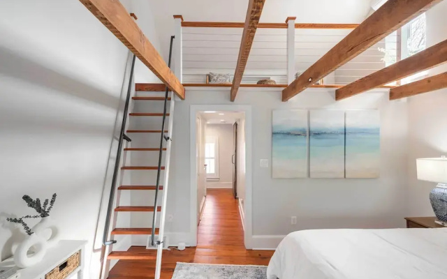 'brooke House' In The Heart of Downtown w/ Patio!
