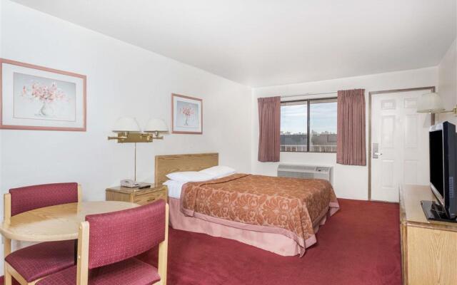 Super 8 By Wyndham Phoenix Metro North