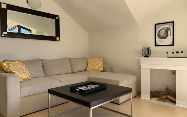 Bansko Spacious Art Apartment With Mountain Views