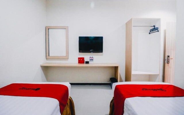 RedDoorz Plus near Sultan Hasanuddin Airport