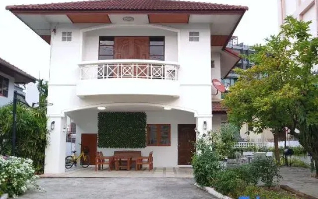 Poon House Nimman: Spacious Stay Near Attractions