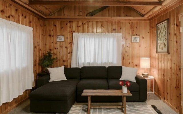 2403 - Oak Knoll #4 1 Bedroom Cabin by RedAwning