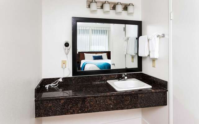 Clarion Inn Surfrider Resort