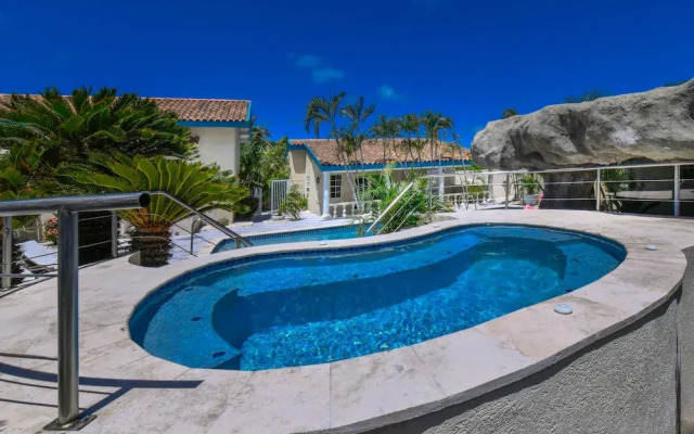 Massive Oceanfront Villa - Spa - Sauna - Gameroom - Malmok!