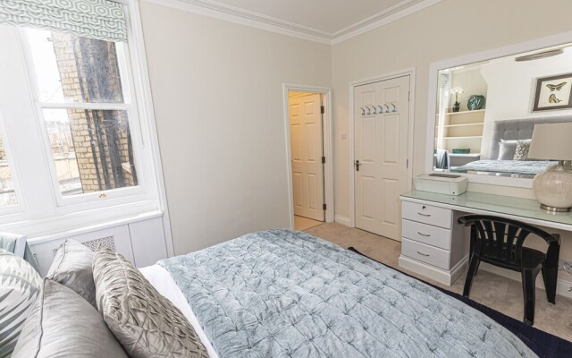 Stylish 3 Bedroom Flat with balcony is West Kensington