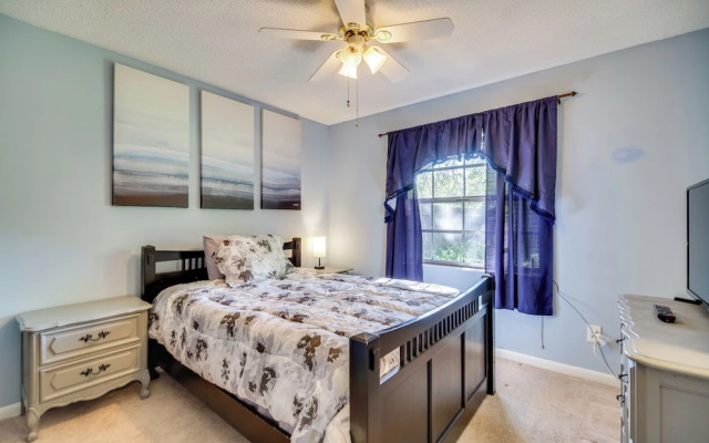 7 Mi to Satellite Beach: Melbourne Home w/ Yard