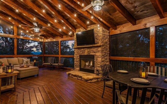 Grand Mountain Getaway 8 Bedroom Home by Redawning