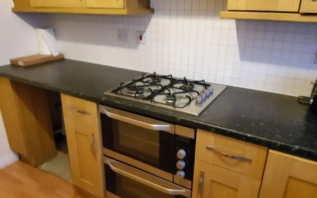 8 Guests - 4 Bedrooms - Parking - Garden