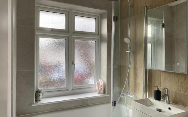 Newly Refurbished 4-bed House in Bournemouth