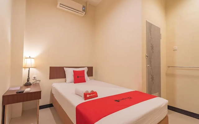 RedDoorz @ H. Agus Salim Street – Guest Rooms – Pontianak