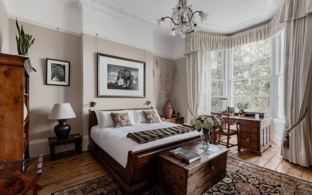 Grand Victorian Apartment in Sought-after Clifton