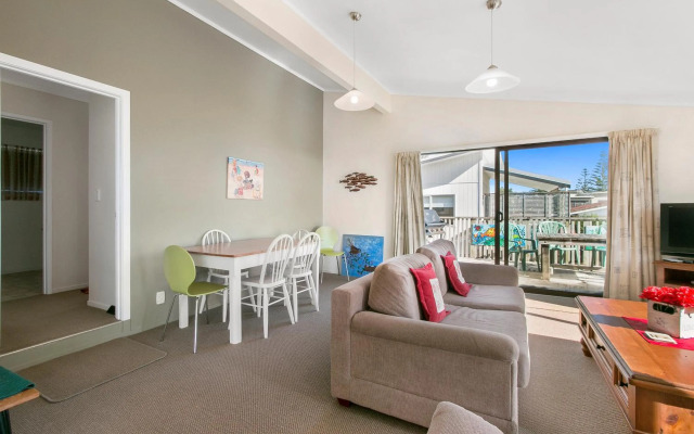 Sweeping Sea Views - Waihi Holiday Home