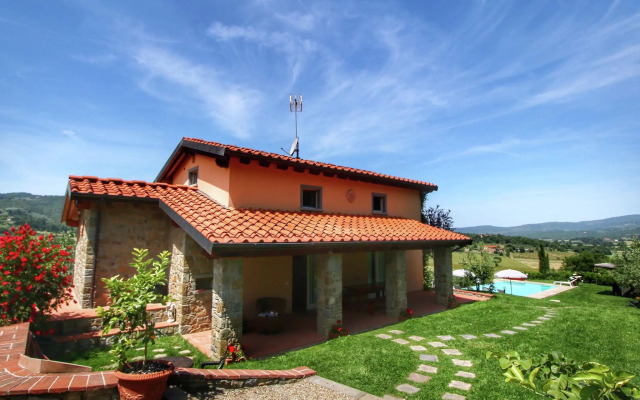 Luxurious Villa in Monte San Savino with Jacuzzi