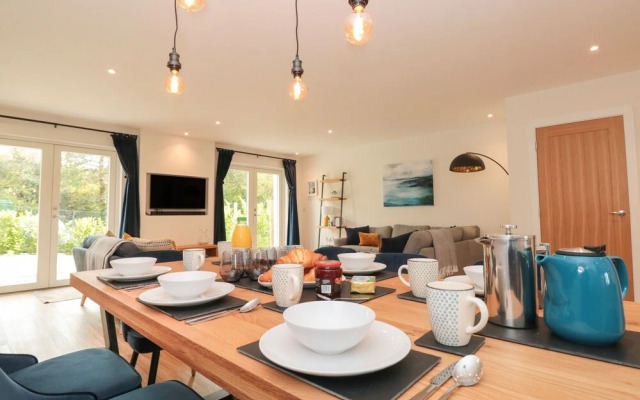 4 Court Terrace, Hillfield Village