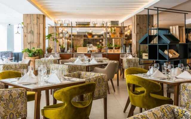 Trademark Hotel, Terrace King Twin Room in Nairobi No005