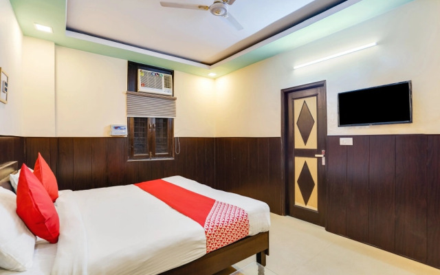 OYO Flagship 77036 Golden Divine Inn